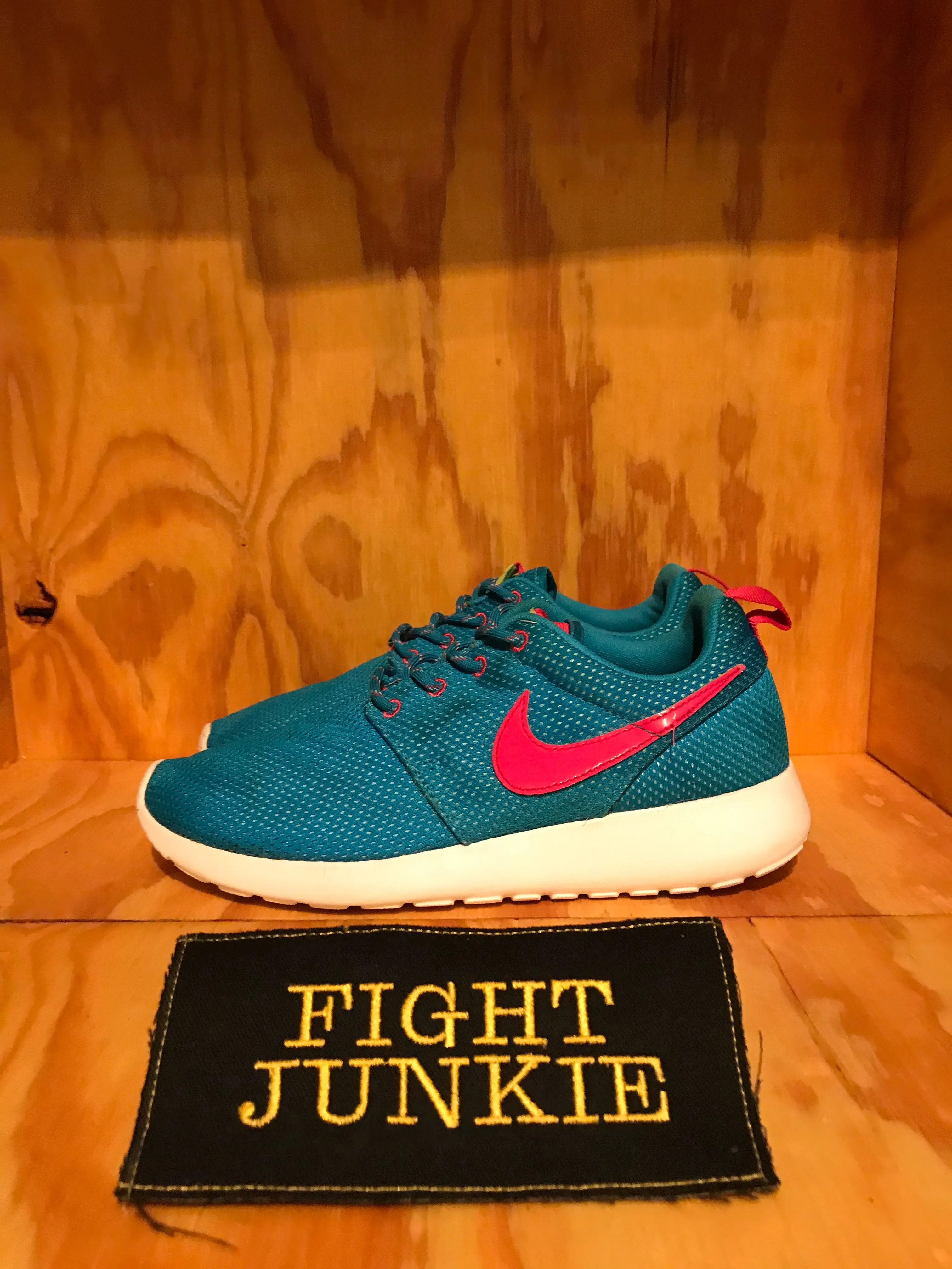 NIKE ROSHERUN Youth Size 5.5 Running Athletic Shoes Sneakers