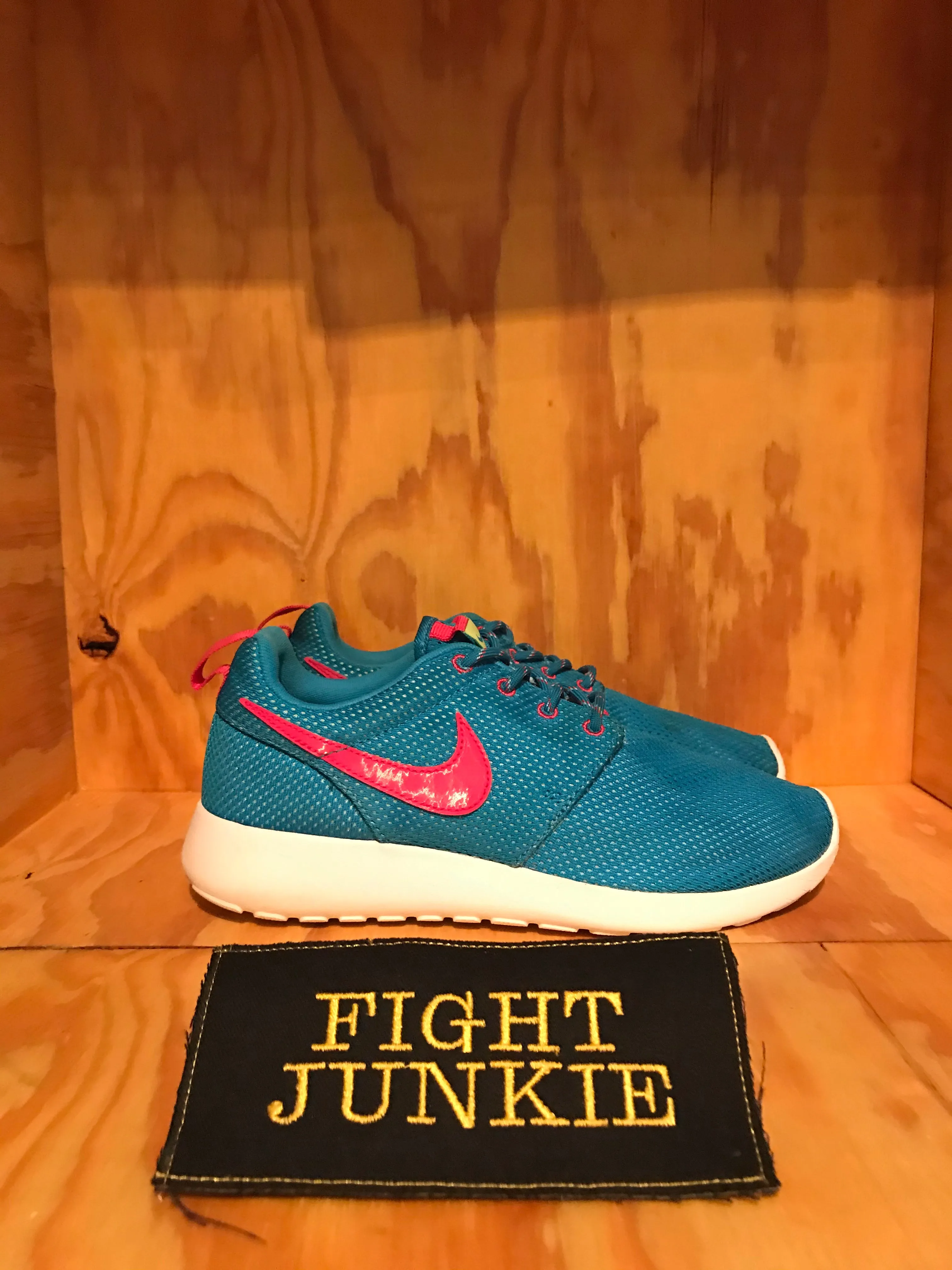 NIKE ROSHERUN Youth Size 5.5 Running Athletic Shoes Sneakers