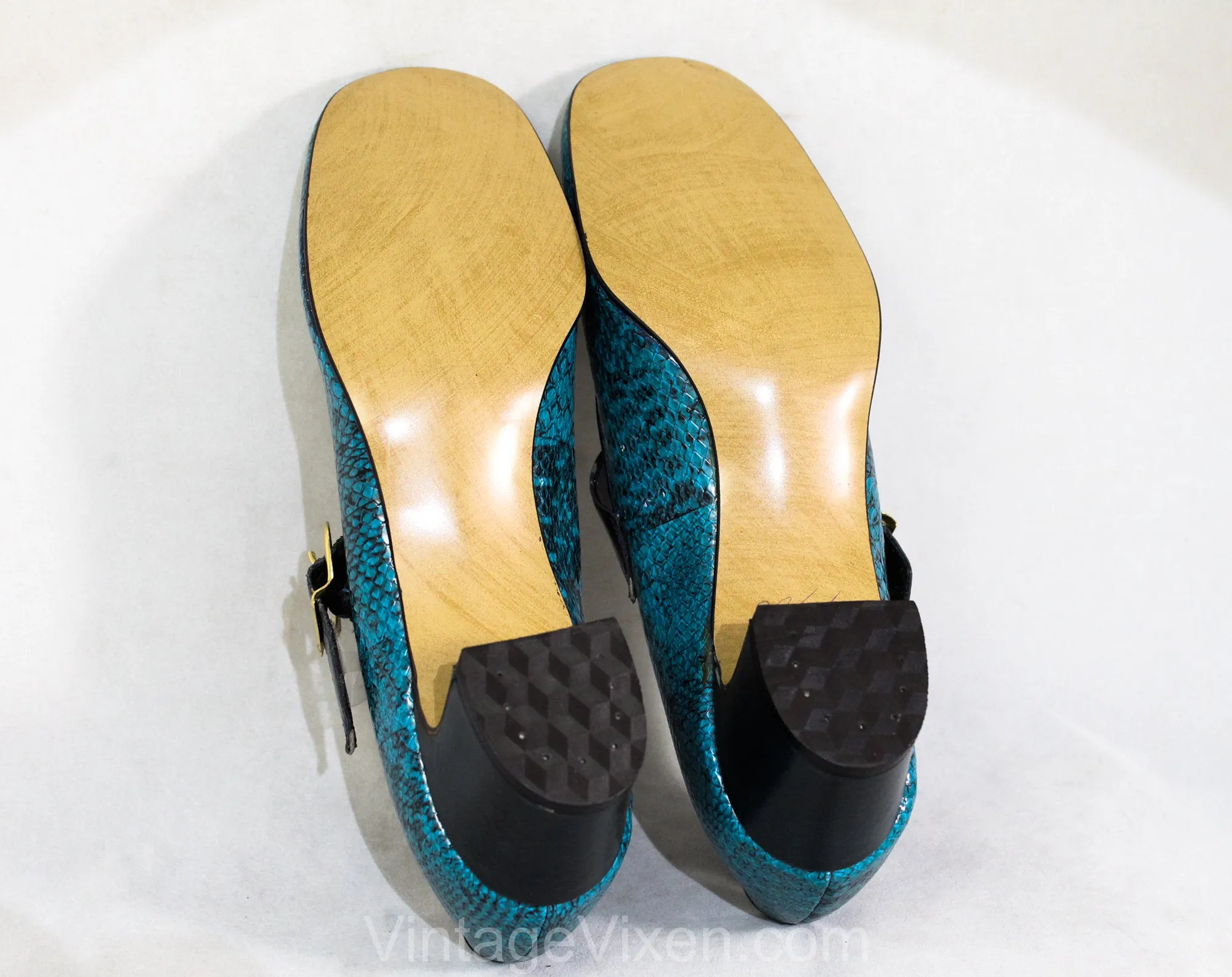 Size 6 Turquoise Shoes - Mod 1960s Faux Snake Skin Pumps with Navy Blue Strap - Terrific Teal Snakeskin Vinyl - 6B - 60s NOS Deadstock